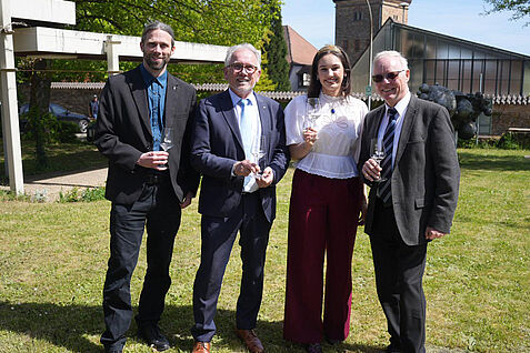 V. l. n. r.: Prof. Dr. Oliver Trapp (Leiter JKI-ZR), Prof. Dr. Frank Ordon (Präsident des JKI), Antonia Cölsch (Pfälzische Weinkönigin, Moderatorin der Veranstaltung) und Prof. Dr. Reinhard Töpfer (ehem. Leiter JKI-ZR). © Xiaorong Zheng/JKI