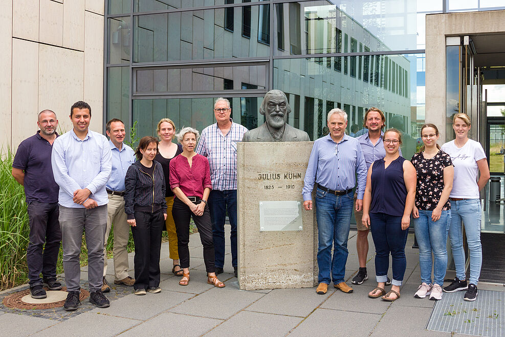 Die Nachwuchsforschergruppe Arzneipflanzen mit ihren Betreuern am JKI in Quedlinburg. ©Kaufmann/JKI