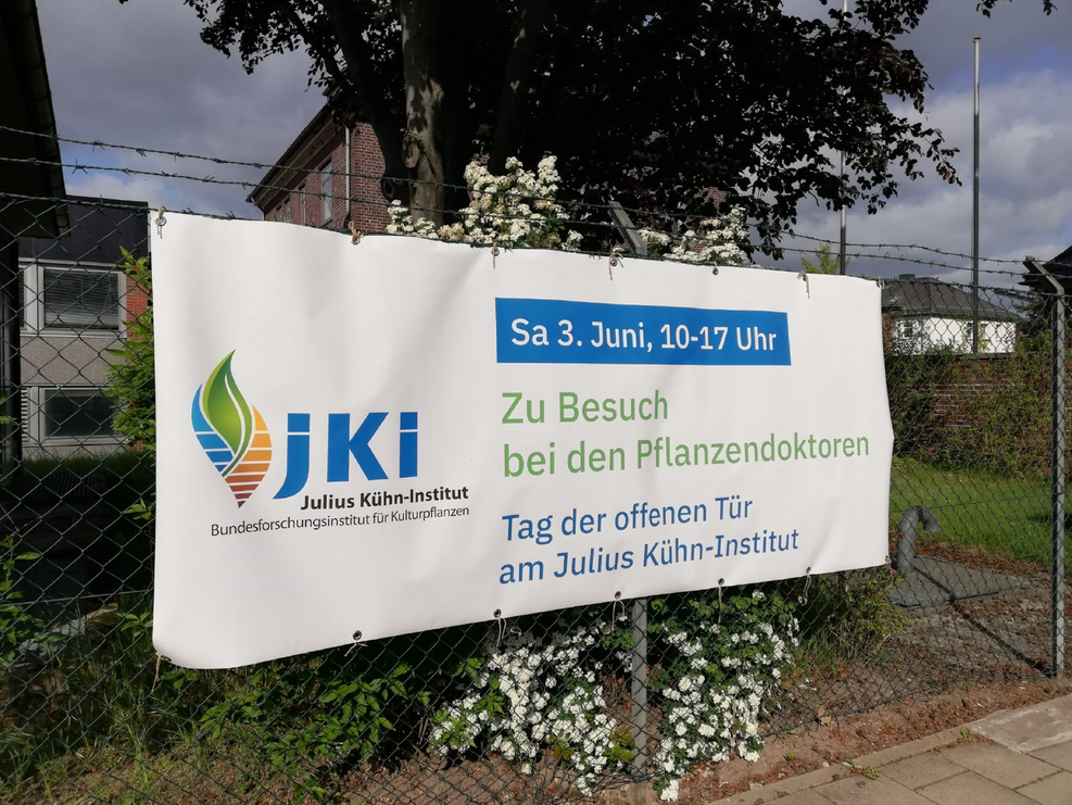 Banner vorm Eingang des Standorts Braunschweig Messeweg.
