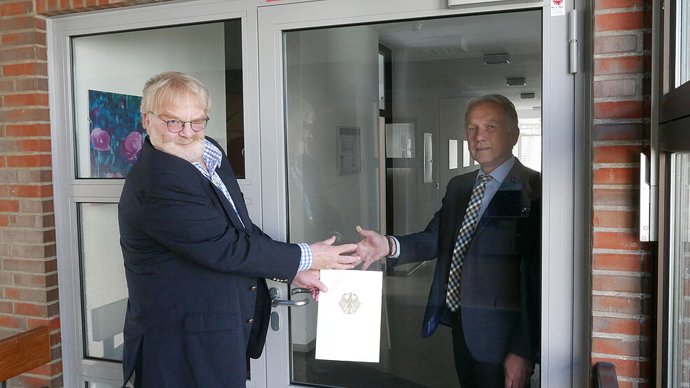 Abschied in den Ruhestand in Corona-Zeiten auch ohne Masken: "Einander verbunden, trotz geschlossener Türen!" (v. l.) Ewald Schnug erhält von JKI-Präsident Frank Ordon seine Urkunde © S. Haneklaus/JKI