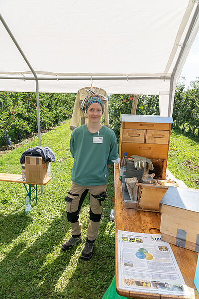 Bienen und Obstbau sind nicht voneinander zu trennen. Am Stand für Bienschutz im Obstbau informiert Mitarbeiterin Kerstin Grotelüschen, selbst passionierte Imkerin, über die Arbeit mit und den Schutz von (Wild)Bienen. ©Faus/JKI