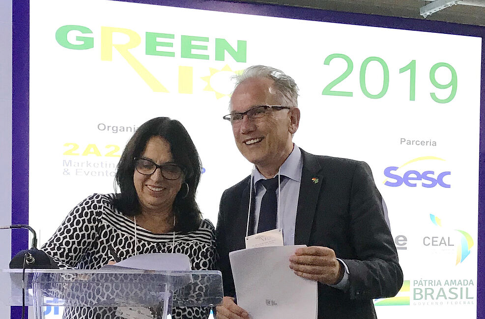 
	Rita Milagres, Secretary General for Science and Strategic Affairs at EMBRAPA, and JKI  President Prof. Dr. Frank Ordon with the signed "Declaration of Intent” © Florian Bittner/JKI
