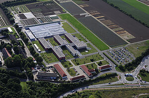 Luftbildaufnahme JKI-Standort Quedlinburg. Im Bild zu sehen: Gewächshausanlage und ein Teil der Freiland-Versuchsflächen.
