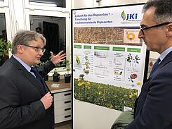 Dr. Torsten Meiners (JKI) berichtet über die Forschung zur Vergrämung von Schadinsekten unter Nutzung pflanzlicher Inhaltsstoffe. © S. Hahn/JKI