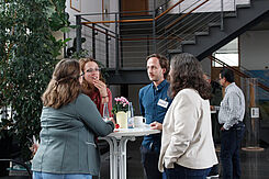 Besuchende bei angeregter Unterhaltung mit Dr. Janine König. (© Barbara Sell)