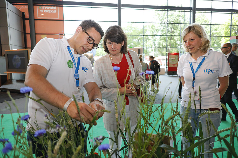 
	IdeenExpo2017: Besuch Parlamentarische Staatssekretärin Dr. Maria Flachsbarth (BMEL) am Stand der Pflanzenärzte
