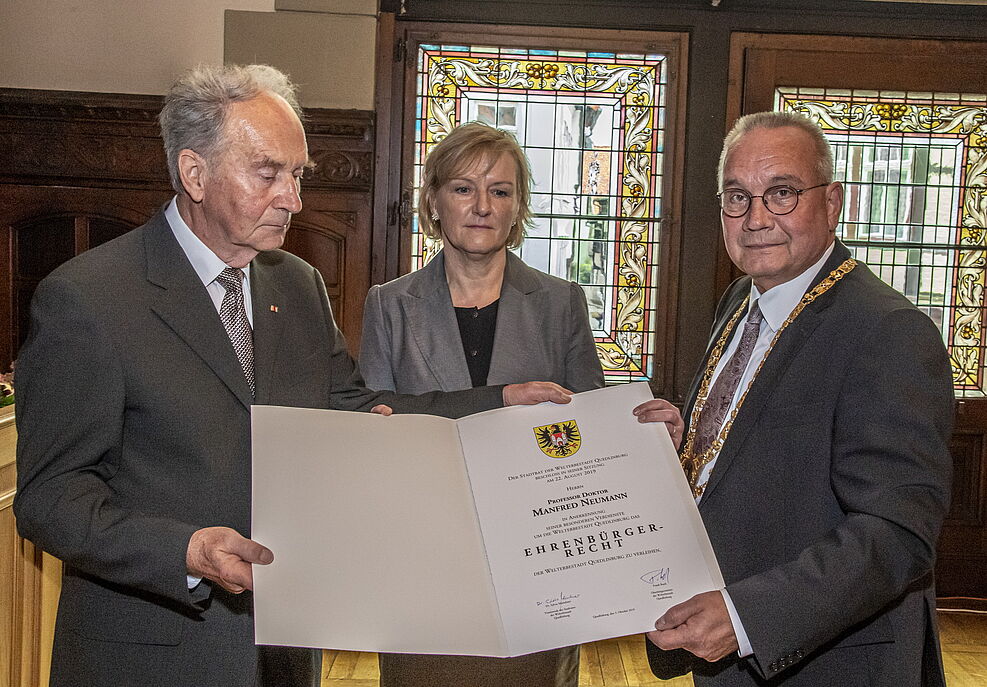 v.l. Dr. Manfred Neumann erhält Urkunde über seine Ehrenbürgerschaft von der Stadtratsvorsitzenden Dr. Sylvia Marschner und Oberbürgermeister Frank Ruch © Jürgen Meusel