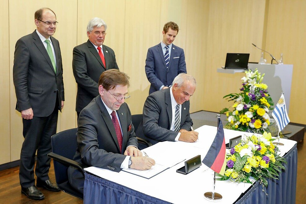 Die Präsidenten von JKI und INIA, Georg F. Backhaus und Alvaro Roel, bei Unterzeichnung der Kooperationsvereinbarungen zwischen JKI und INIA (im Hintergrund Landwirtschaftsminister Schmidt (D) EU und Aguerre (URY)