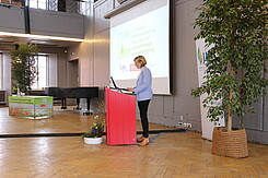 Frau Dr. Sabine Andert eröffnet als Leiterin des Instituts für Pflanzenschutz in Ackerbau und Grünland die Tagung.