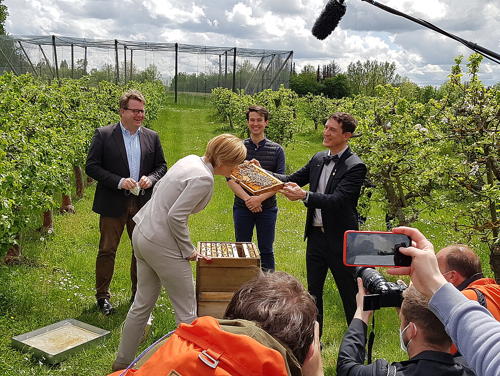 Dr. Jens Pistorius, Leiter des JKI-Fachinstituts für Bienenschutz (rechts), zeigt Bundesagrarministerin Julia Klöckner ein Bienenvolk. ©Johannes Kaufmann/JKI