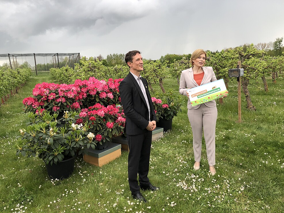 Bundeslandwirtschaftsministerin Klöckner  macht zusammen mit dem Leiter des JKI-Instituts für Bienenschutz Dr. jens Pistorius auf die BMEL-Aktion "Bienen füttern" aufmerksam. © S. Hahn/JKI