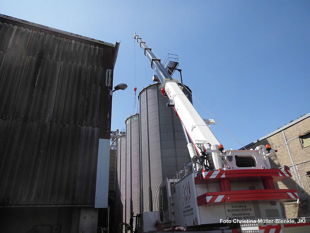 Von oben wurden Einzelteile mit Kran in das 17-Meter-hohe Silo eingeführt © C. Müller-Blenkle/JKI