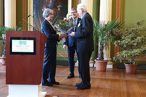 Bild-Verleihung DGaaE Escherich Medaille an Prof. Fred Klingauf.jpg (v.l.) Dr. Heidrun Vogt (JKI) und Dr. Jürgen Gross (DGaaE-Präsident) gratulieren Prof. Fred Klingauf zur Auszeichnung mit der Escherich-Medaille am 11.3.2019.© Katja Kramp/Senckenberginstitut (Müncheberg)
