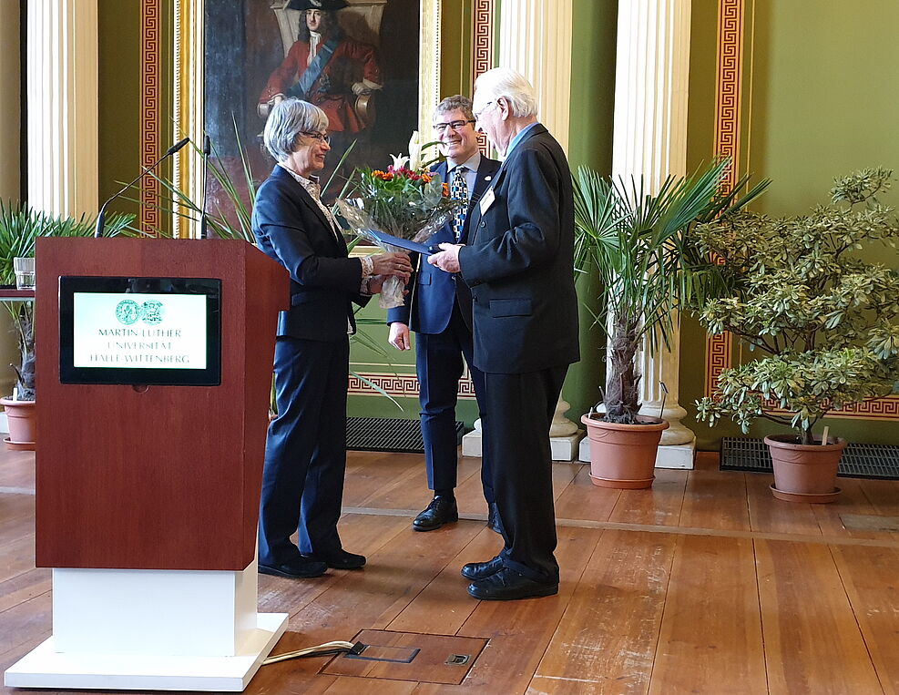 (v.l.) Dr. Heidrun Vogt (JKI) und Dr. Jürgen Gross (DGaaE-Präsident) gratulieren Prof. Fred Klingauf zur Auszeichnung mit der Escherich-Medaille am 11.3.2019.© Katja Kramp/Senckenberginstitut (Müncheberg)