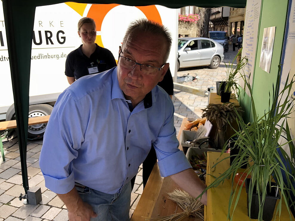 Quedlinburgs Oberbürgermeister Frank Ruch am Stand des JKI beim Greifkastenquiz