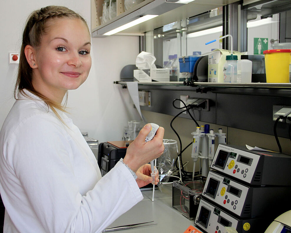 Biologielaborantin Hannah Ziesche (SB) © G. Leefken/JKI