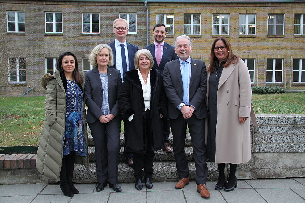 Gruppenbild v.l.n.r.: Dr. Natalia Ruiz Morato (Institut für Agrarecht der GAU Göttingen), Institutsleiterin Dr. Hella Kehlenbeck (SF), Landwirtschaftsministerin Cecilia López-Montaño (Kolumbien), Präsident Dr. Frank Ordon und Botschafterin Yadir Salazar-Mejia (Kolumbien). 2. Reihe v.l.n.r.: Dr. Florian Bittner und Diplomat Gabriel Lazala (Kolumbien).