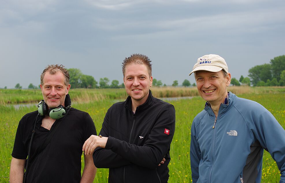 v.l.: Henri Greil, Silvio Erler (beide JKI) und Rolf Witt (NABU-Experte) beim Testlauf Mooshummelverfolgung mit Peilsendern. © M. Hoffmann/JKI