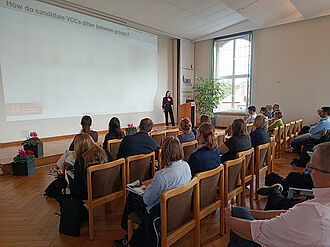 Lea Woyciechowski (TU Braunschweig) during her talk on Dogolomics. © Karin Gorzolka/JKI