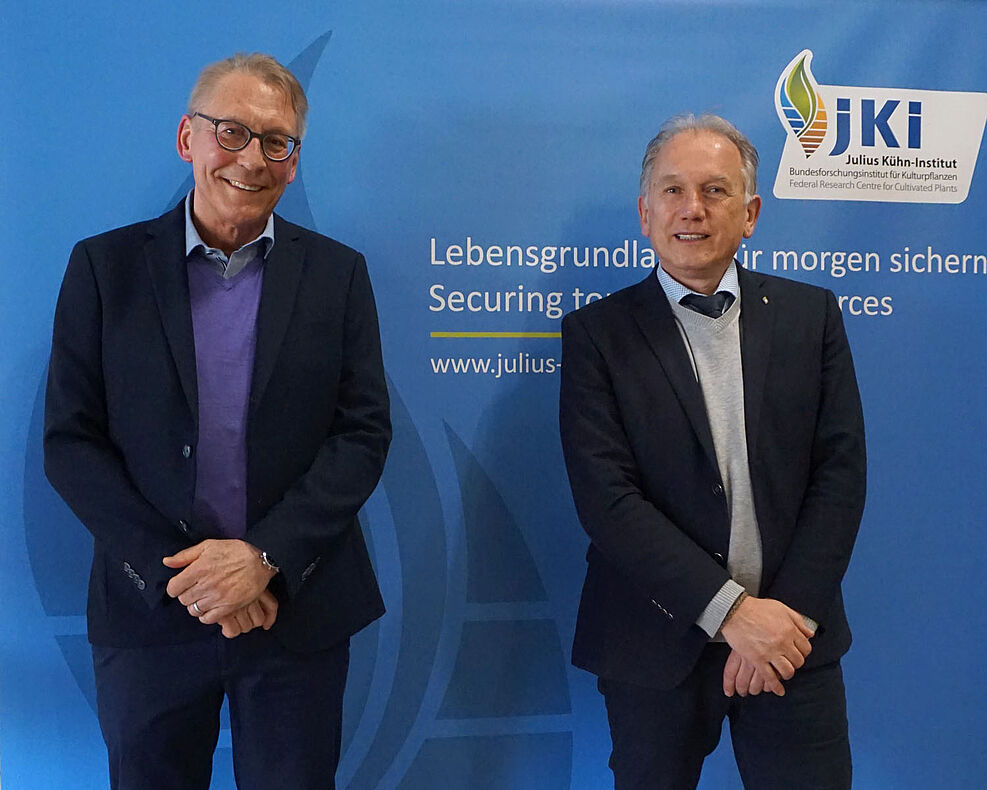 JKI-Präsident Prof. Dr. Frank Ordon (rechts) verabschiedet Dr. Peter Wehling, den langjährige Leiter des Institutes für Züchtungsforschung an landwirschaftlichen Kulturen. ©Haase/JKI