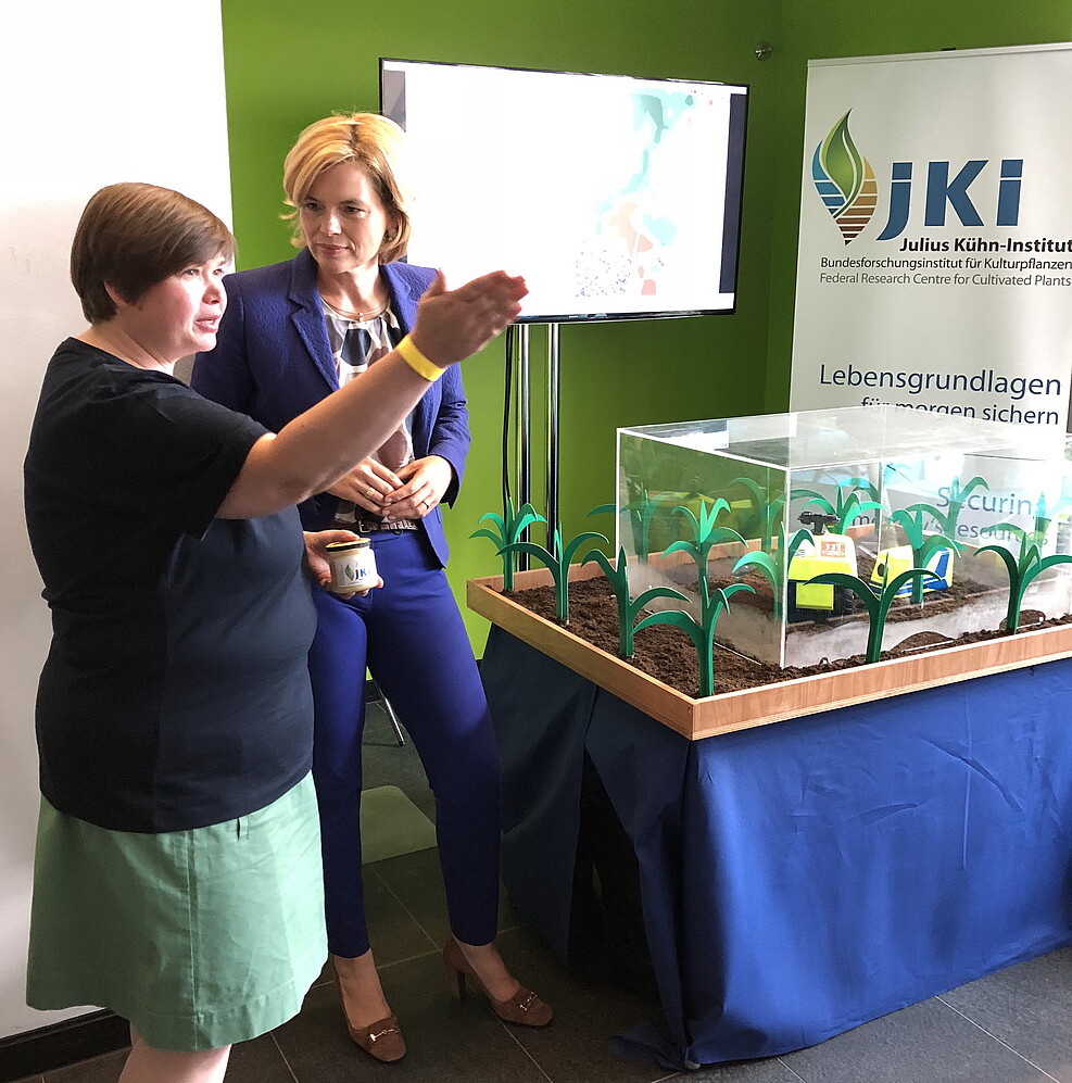 Ministerin Klöckner informierte sich sowohl am Bienenstand als auch am Exponat des Instituts für Anwendungstechnik zu autonomen Minirobotern.
