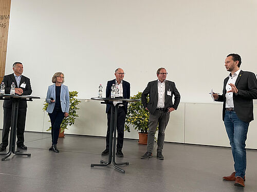 Johannes Kaufmann (right), science editor of the Braunschweiger Zeitung, moderated the plenary discussion “Thinking crop protection in a system,” where farmer Maximilian Hardegg, JKI expert Dr. Hella Kehlenbeck, the renowned agroecology researcher Prof. Dr. Urs Niggli, and DLG head Dr. Lothar Hövelmann concluded that sustainable crop protection can only succeed with stronger collaboration among research, practice, and society. © S. Barnert / JKI)