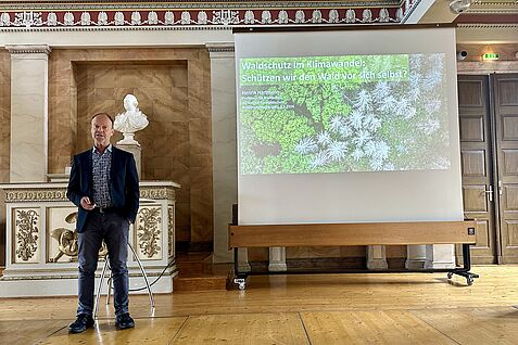 (© JKI) Antrittsvorlesungen von Henrik Hartmann an der Uni Göttingen. Sein Thema: „Waldschutz im Klimawandel – schützen wir den Wald vor sich selbst?“