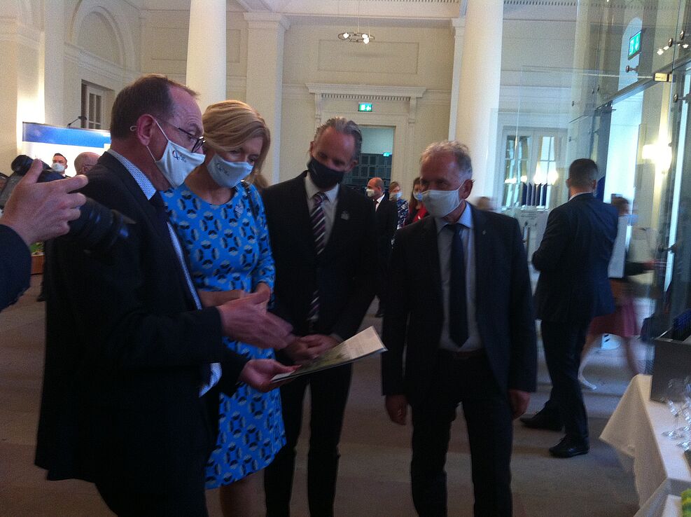 Prof. Jehle (l.) erklärt BMin Klöckner die Forschung zum Biologischen Pflanzenschutz am Rande des Galadinner EU-Agrarministerkonferenz Koblenz (c) JKI