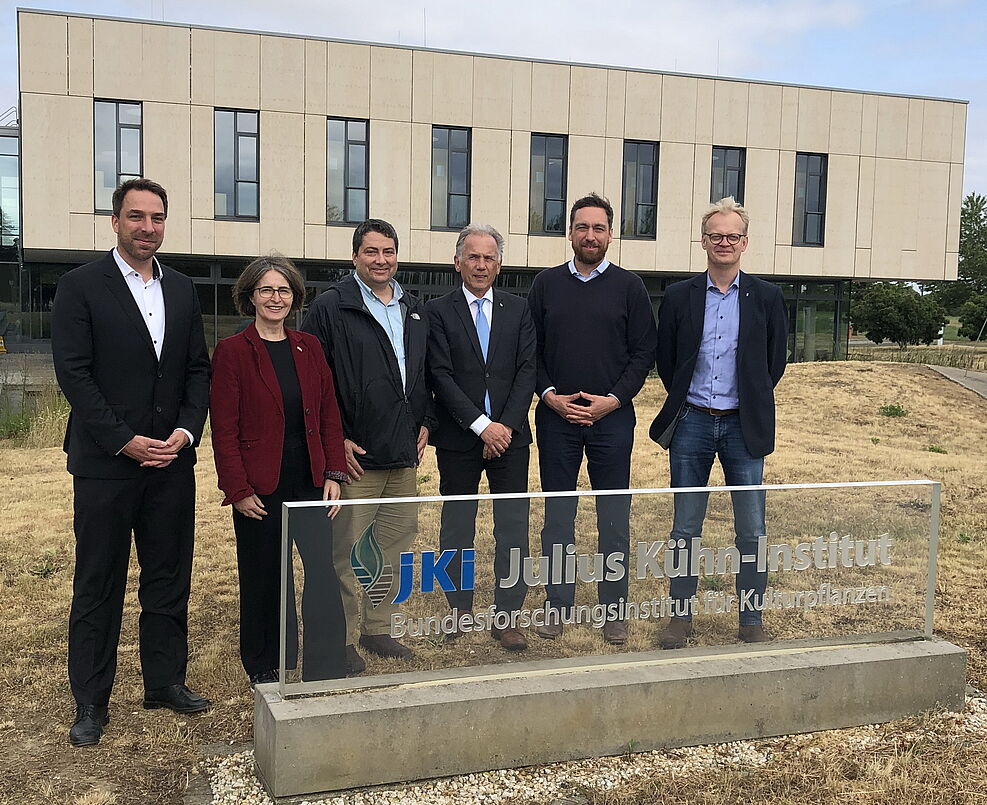 Gruppenbild: from left: Til Feike (JKI), Sabine Lieberz (@FASeurope), Bryan Purcell (@USDAForeignAg), JKI-President Prof. Frank Ordon, Leif Erik Rehder (@FASeurope), Dr. Florian Bittner (JKI-Researchcoodinator)