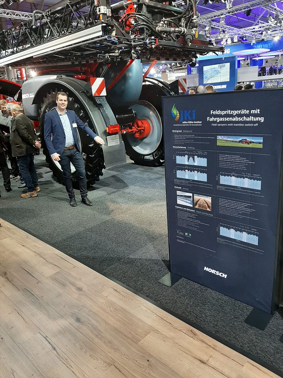 
	Agritechnica Präsentation: Forschungskooperation JKI mit Fa. Horsch Fahrgassenabschaltung bei Feldspritzgeräten ©Jobst Gödeke/JKI
