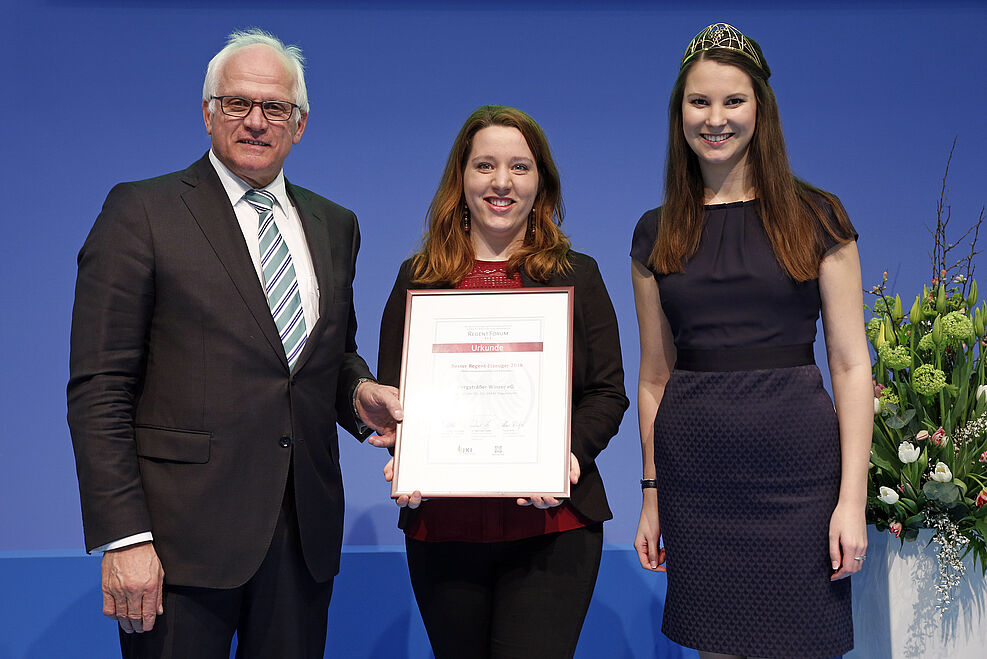 Prämierung Beste REGENT-Weinerzeuger 2016 "Winzergenossenschaften/Kellereien" (von li: PSts Peter Bleser (BMEL); Nicole Antes (Preisträger: Bergsträsser Winzer eG); Christina Schneider (Dtsch. Weinprinzessin)