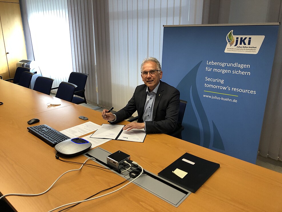 Der Präsident des Julius Kühn-Instituts (JKI) Prof.Dr. Frank Ordon unterzeichnet die Kooperationsvereinbarung mit dem Helmholtz-Zentrum für Umweltforschung (UFZ) © S. Hahn/JKI