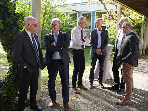 Austausch nach den Vorträgen, vorne im Bild: Prof. Dr. Reinhard Töpfer (ehem. Leiter JKI-ZR) und Prof. Dr. Frank Ordon. © Xiaorong Zheng/JKI