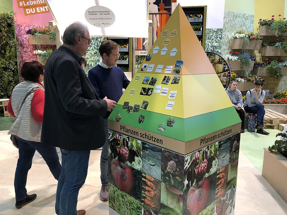 Mitarbeiter des JKI-Instituts für Pflanzenschutz in Gartenbau und Forst (hier: Dr. Stefan Wagner) sprechen mit Besuchern über Pflanzenschutz im Kleingarten.