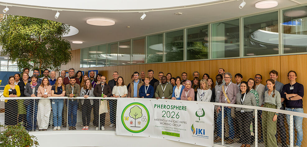 
	Attendees of the Pherosphere2026-Meeting of the IOBC-Working Group „Pheromones and Other Semiochemicals in Integrated Production” at the JKIs modern research facilities at Dossenheim, near Heidelberg. © S. Faus/JKI
